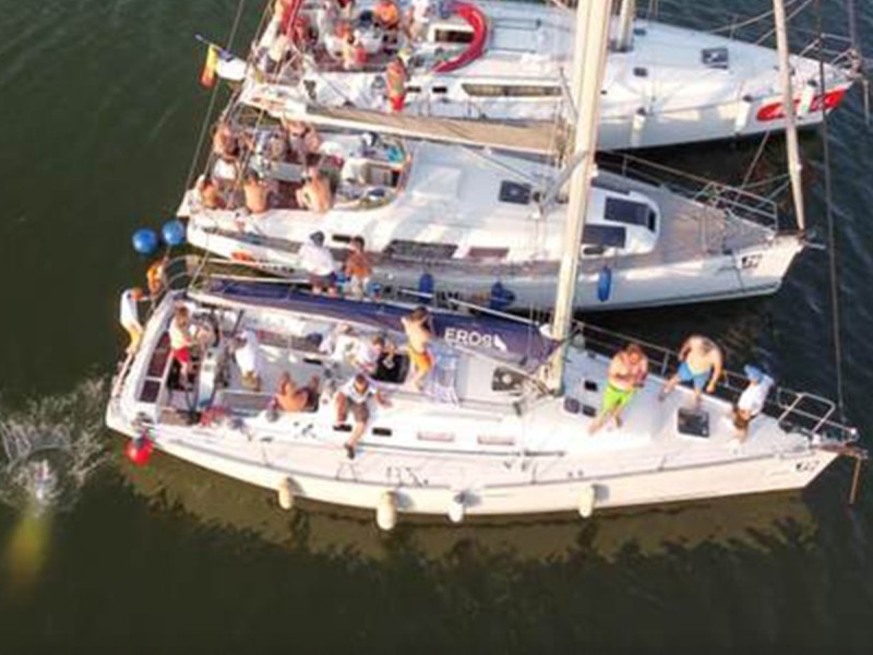 A toast in the wind – Anniversary on the Sailboat, with your loved ones