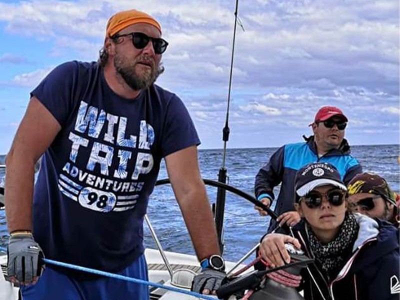 A toast in the wind – Anniversary on the Sailboat, with your loved ones