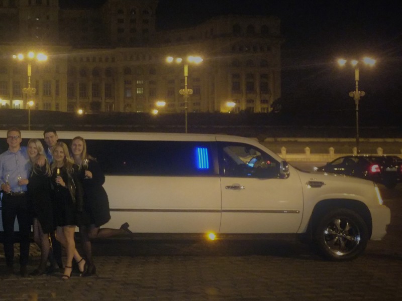 Seara VIP cu prietenii intr-o limuzina-Turul cluburilor din Bucuresti