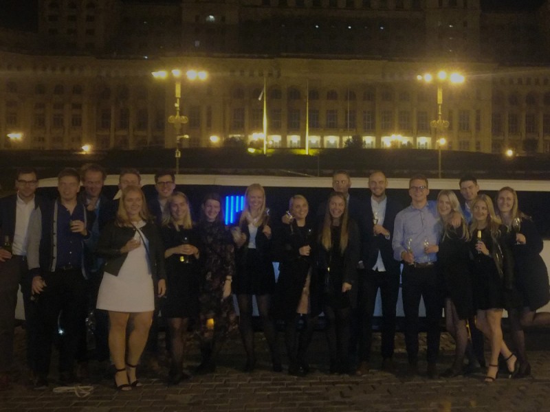 Seara VIP cu prietenii intr-o limuzina-Turul cluburilor din Bucuresti
