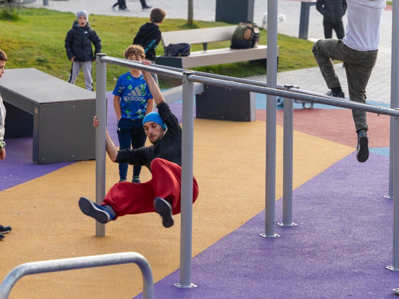 Learn the basic techniques of parkour in a practical, dynamic, and safe training session in Cluj