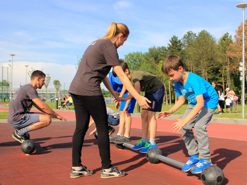Learn the basic techniques of parkour in a practical, dynamic, and safe training session in Cluj