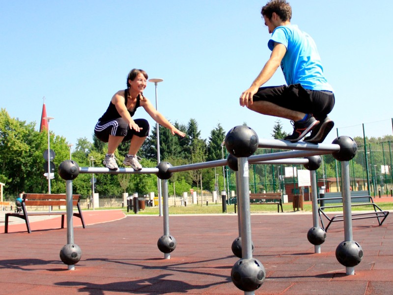 Learn the basic techniques of parkour in a practical, dynamic, and safe training session in Cluj