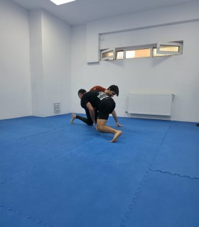 Descopera arta Brazilian Jiu-Jitsu cu Gi pentru adolescenti si adulti in Bucuresti