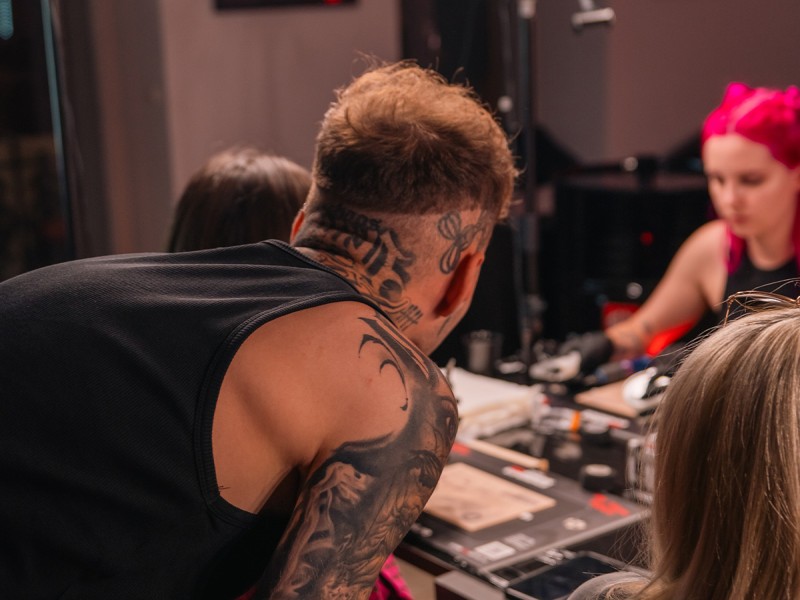 Un mix de tatuaje, muzica si inspiratie creativa Ink & Drink