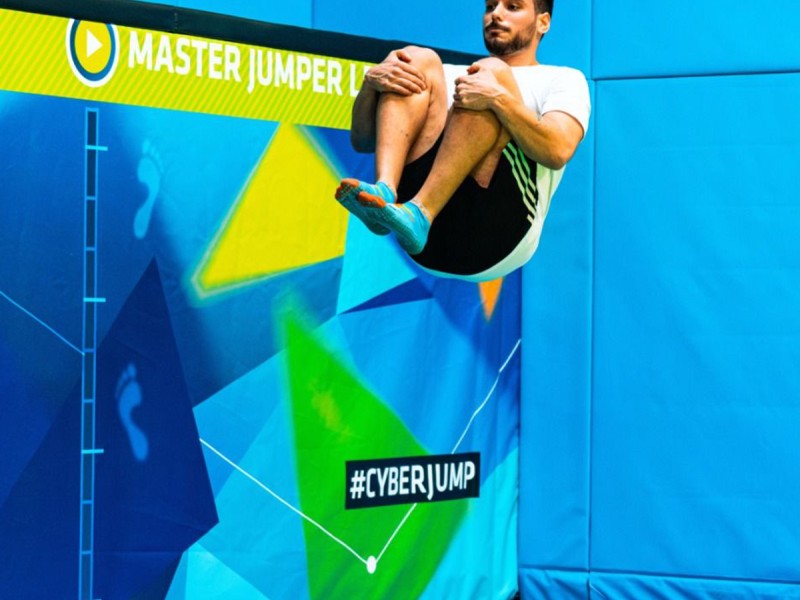Now or never, fly over obstacles through a parkour experience for two, indoors and outdoors in Bucharest.