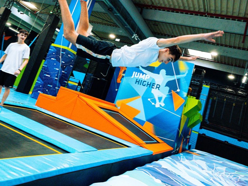 Now or never, fly over obstacles through a parkour experience for two, indoors and outdoors in Bucharest.