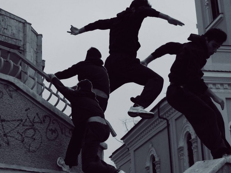 Now or never, fly over obstacles through a parkour experience for two, indoors and outdoors in Bucharest.