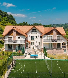 You have the entire villa at your disposal to relax with friends, in a dream location in Bran!