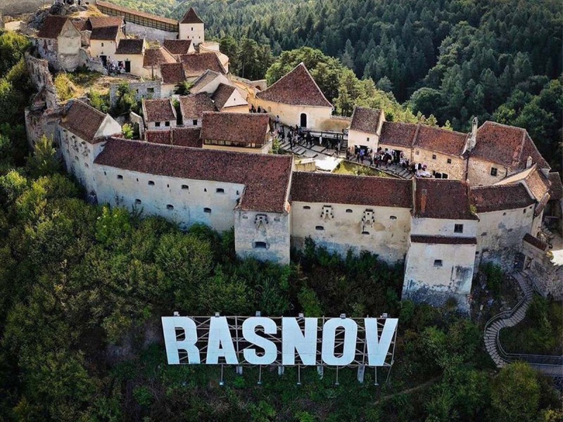 Zboara cu elicopterul si savureaza sampanie intr-o aventura memorabila, in Brasov