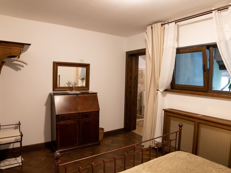 Getaway in the vineyards: Accommodation and wine tasting for 2, in Valcea