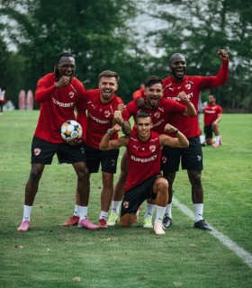 Intra in culisele clubului Dinamo si cunoasteti jucatorii preferati