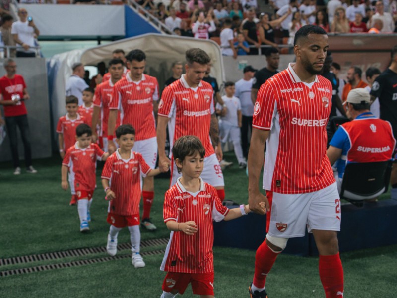Player Escort - intra pe teren alaturi de jucatorii echipei Dinamo
