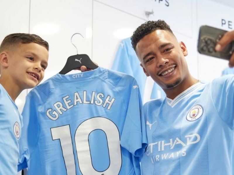 One Night Midweek City Break and Manchester City Stadium Tour for Two