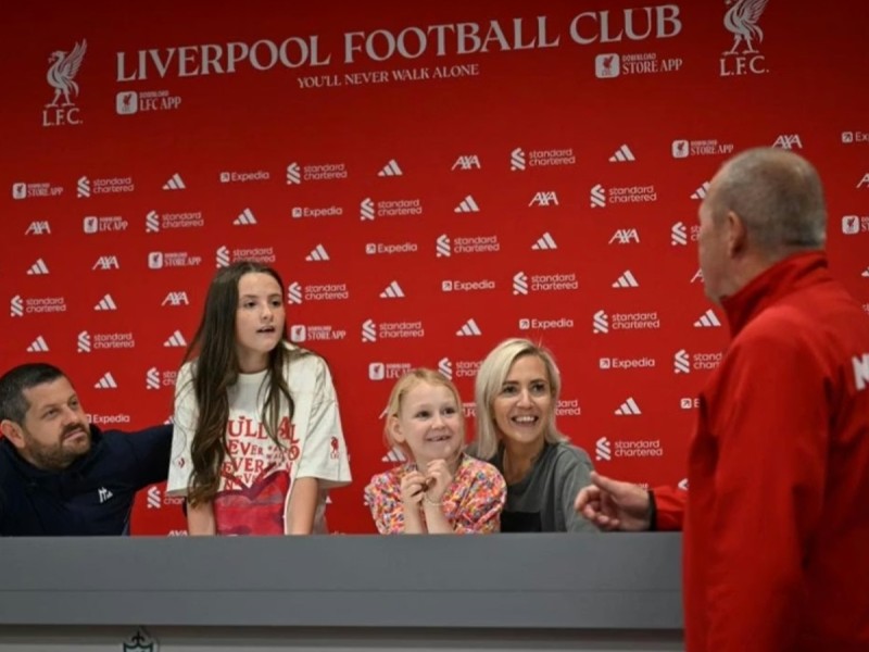 Turul clubului Liverpool FC pentru familii si intrare la muzeu