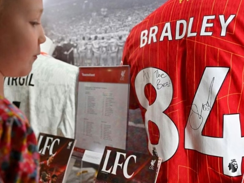 Turul clubului Liverpool FC pentru familii si intrare la muzeu