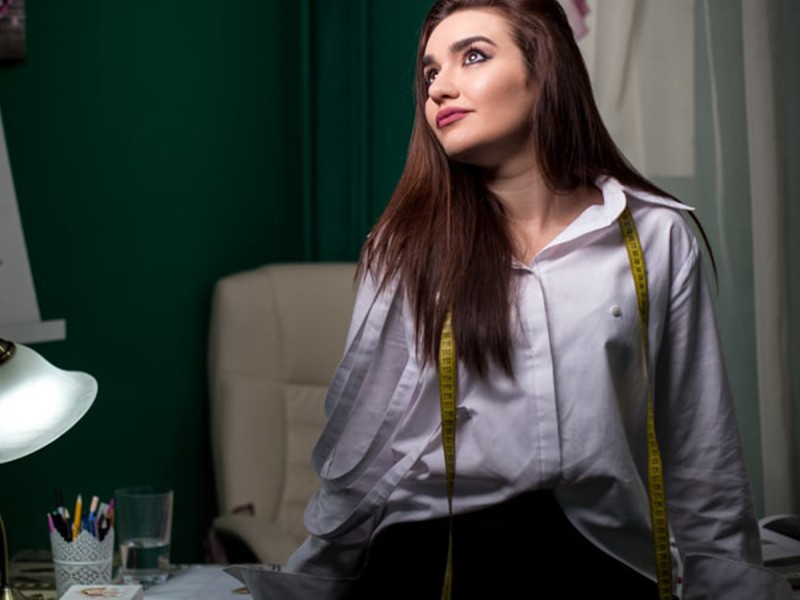 Sedinta foto profesionala in Constanta - Eleganta, Feminitate si Incredere in Fiecare Cadru