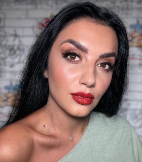 One-on-one self-makeup class – A personalized beauty experience in Bucharest