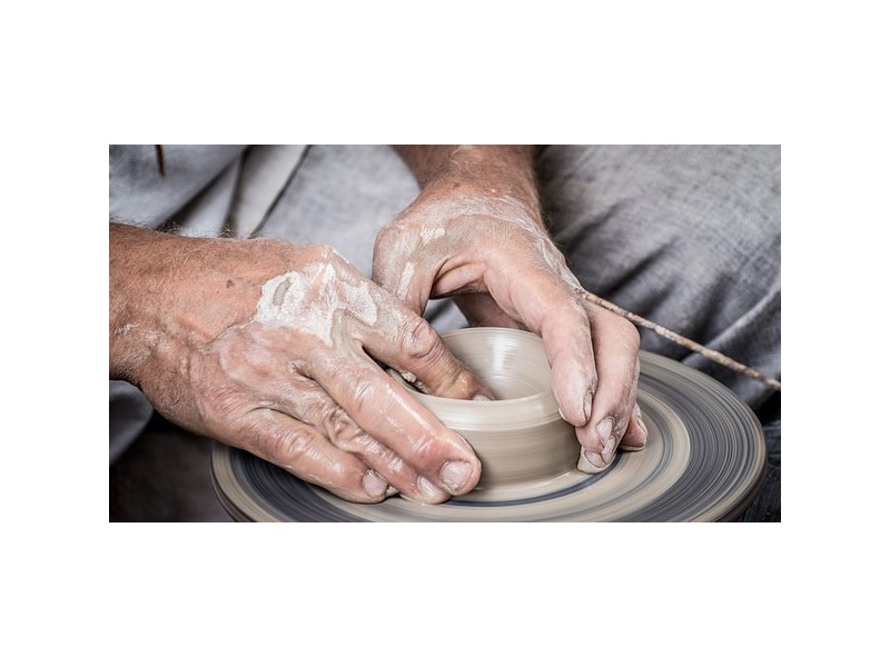 Experience connecting with clay - pottery workshop