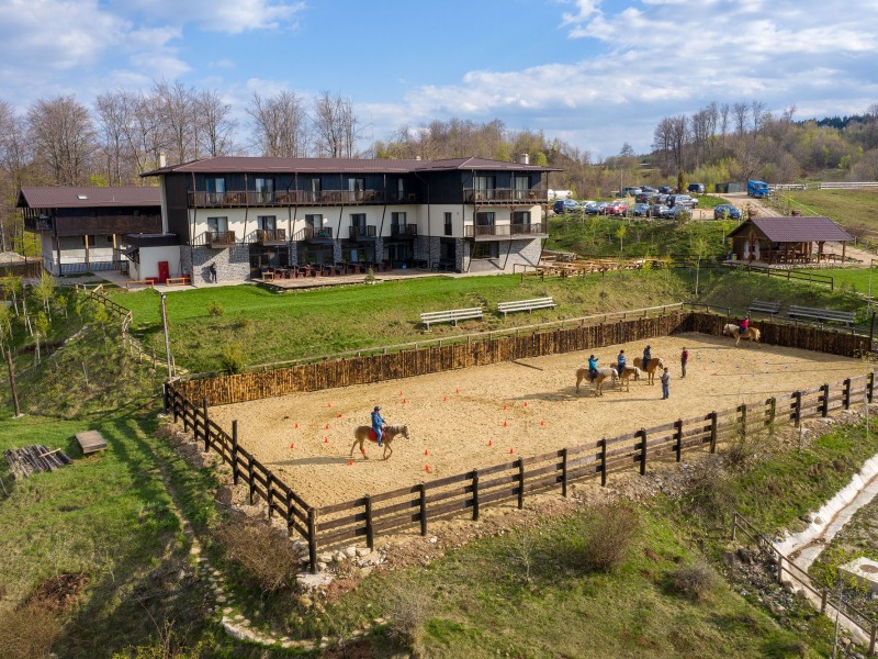 Initiation on horseback away from the urban, next to the the Leaota mountains